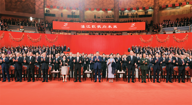 2024年12月19日晚，慶祝澳門回歸祖國(guó)25周年文藝晚會(huì)在澳門東亞運(yùn)動(dòng)會(huì)體育館舉行。中共中央總書記、國(guó)家主席、中央軍委主席習(xí)近平觀看演出。晚會(huì)最后，習(xí)近平同全場(chǎng)觀眾一起高唱《歌唱祖國(guó)》。 新華社記者 丁林/攝
